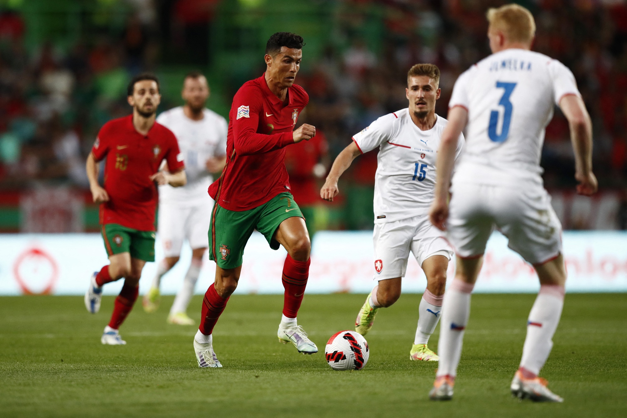 Ronaldo được ch&agrave;o b&aacute;n cho Chelsea - Ảnh 1.