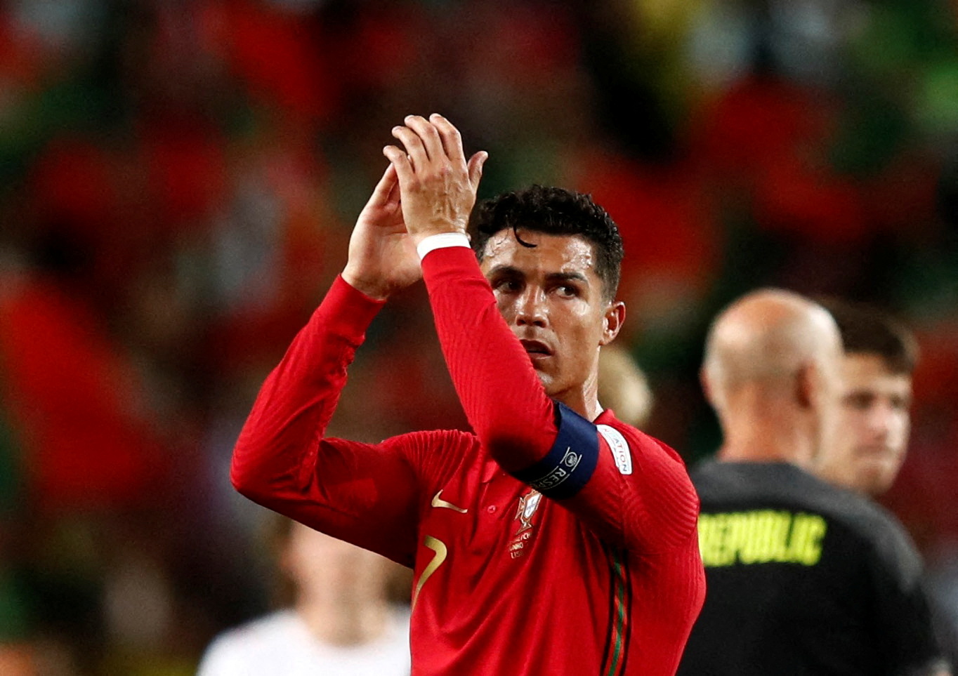 Ronaldo được ch&agrave;o b&aacute;n cho Chelsea - Ảnh 3.