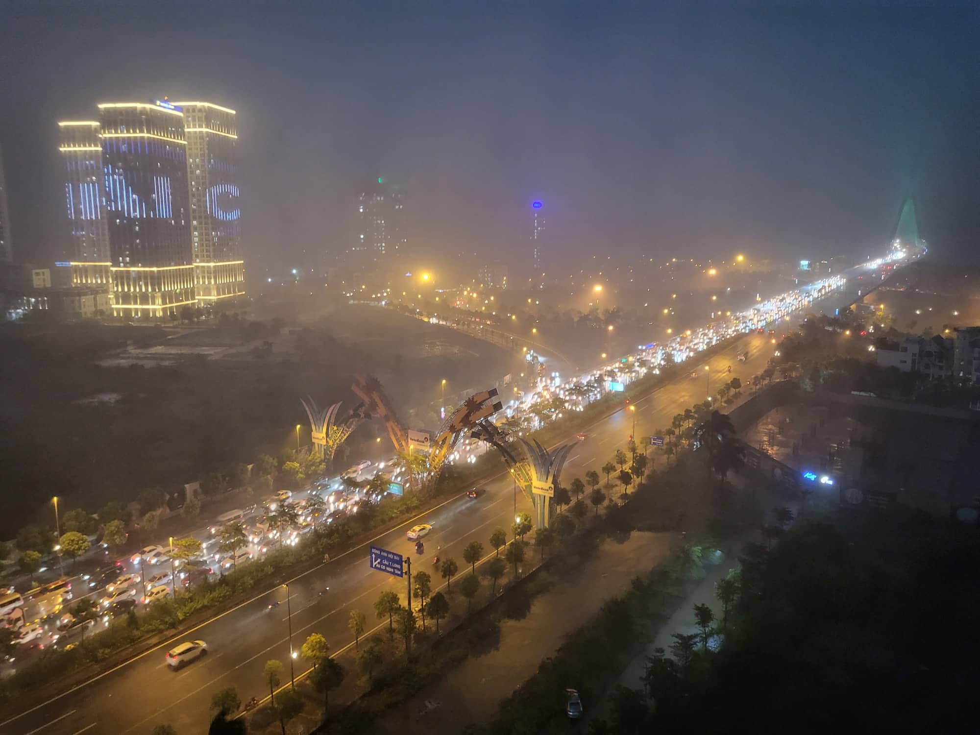 CLIP: H&agrave; Nội trời tối đen, gi&oacute; lốc &agrave;o &agrave;o, mưa như tr&uacute;t v&agrave;o giờ cao điểm tan tầm - Ảnh 3.