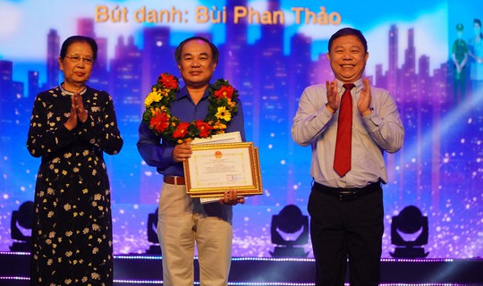 Trao giải thưởng cuộc vận động s&aacute;ng t&aacute;c Chung một niềm tin chiến thắng - Ảnh 1.