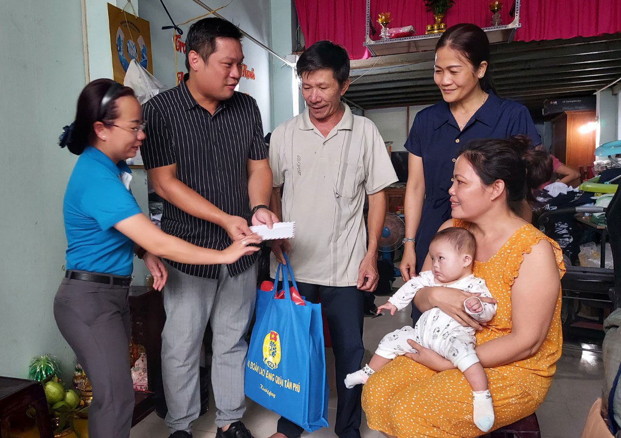 Chăm lo thiết thực cho công nhân và con công nhân khó khăn