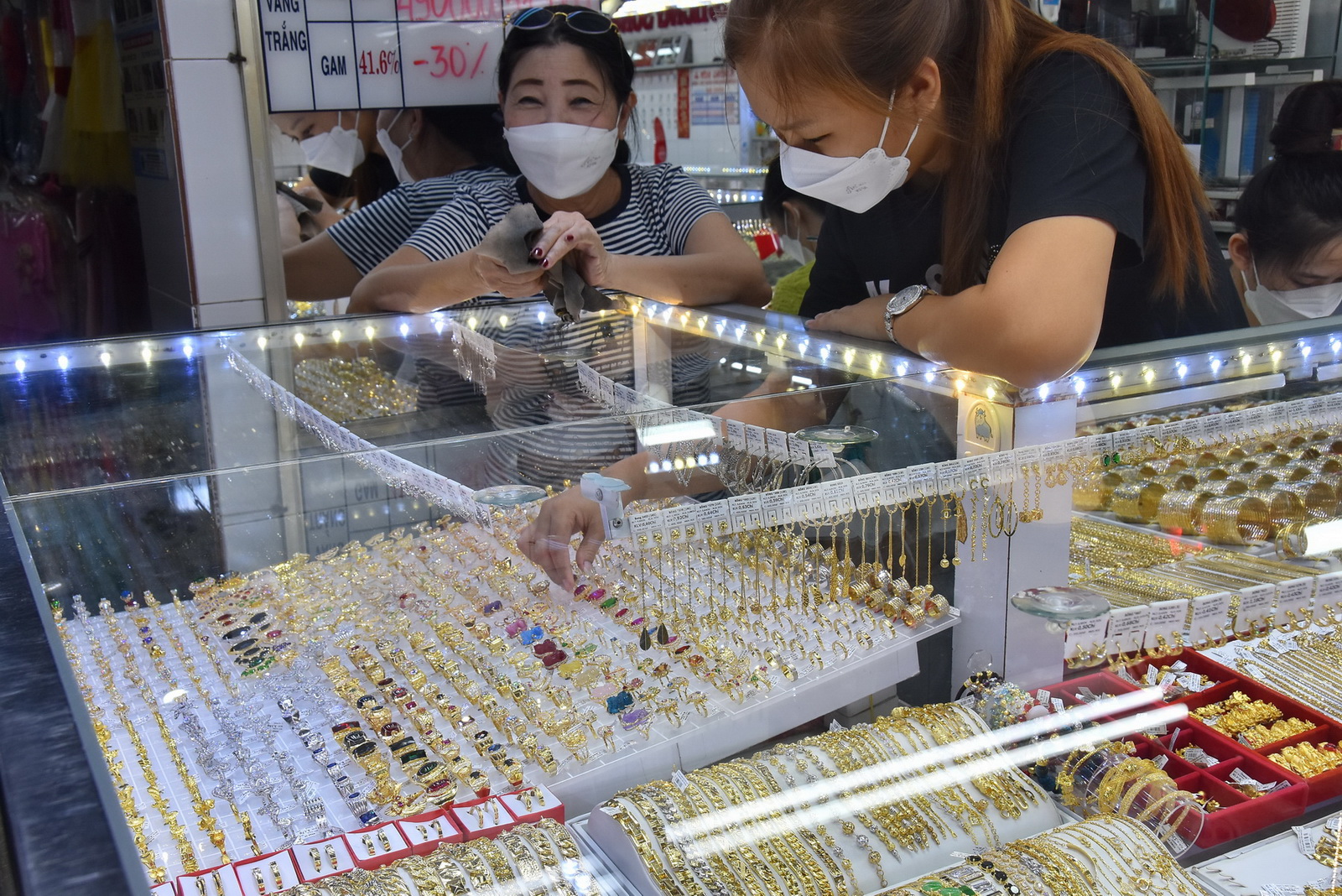 Giá vàng hôm nay 5-7: USD tiếp tục tăng giá, vàng kém hấp dẫn