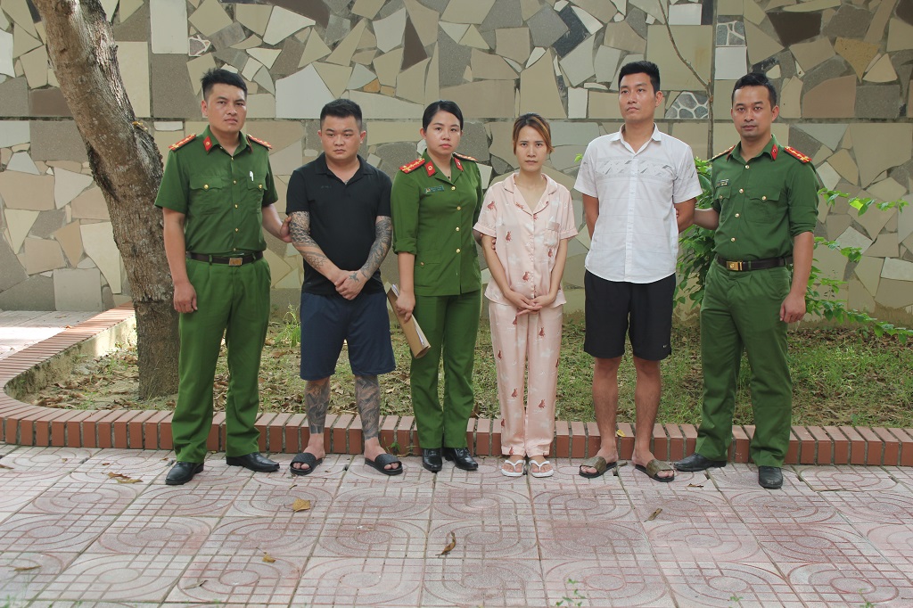Bị ném chất nổ vào nhà 3 lần do nhóm người từ Hà Nội vào trả thù nhầm - Ảnh 1.