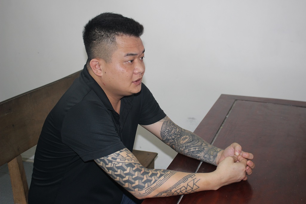 Bị ném chất nổ vào nhà 3 lần do nhóm người từ Hà Nội vào trả thù nhầm - Ảnh 2.