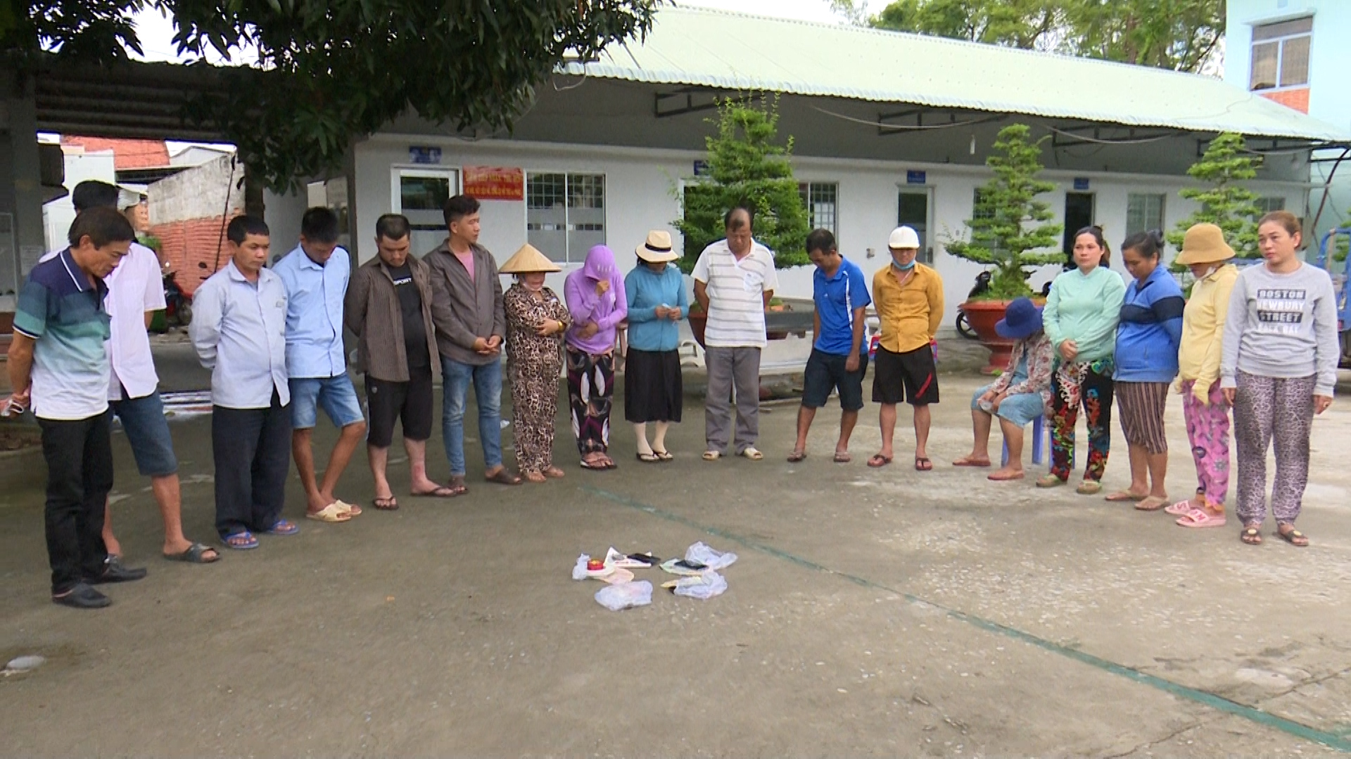 Công an vây bắt 8 bà cùng 9 ông đang sát phạt trên chiếu bạc