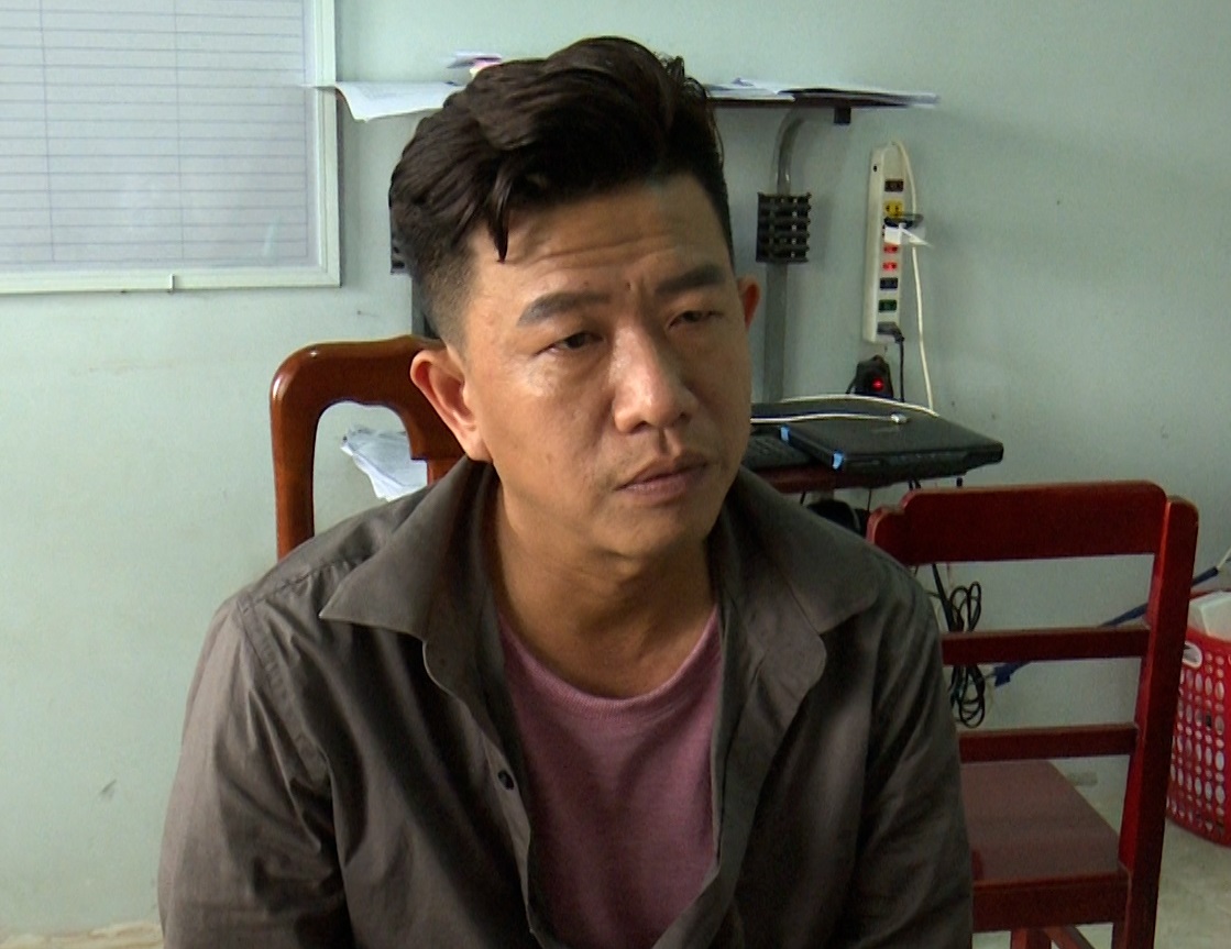 C&ocirc;ng an v&acirc;y bắt 8 b&agrave; c&ugrave;ng 9 &ocirc;ng đang s&aacute;t phạt tr&ecirc;n chiếu bạc - Ảnh 2.