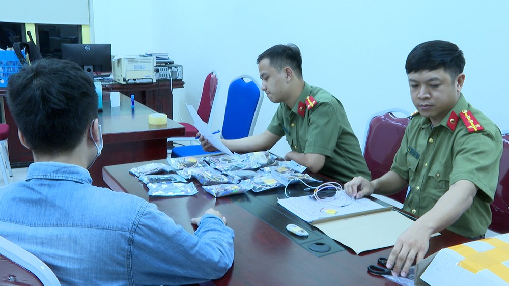 Phát hiện thiết bị siêu nhỏ để gian lận trong thi tốt nghiệp THPT