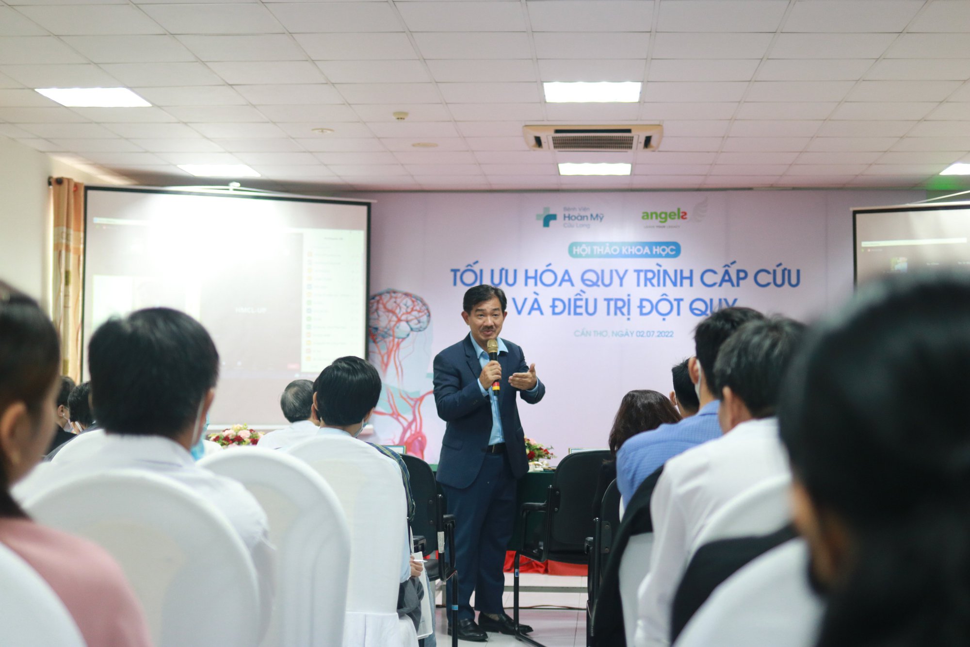 Hơn 100 chuyên gia, bác sĩ cùng bàn về “giờ vàng” liên quan đột quỵ
