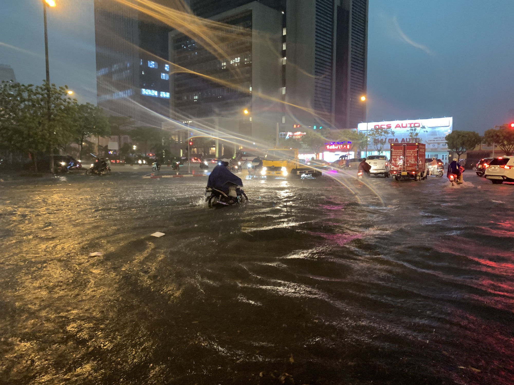 CLIP: H&agrave; Nội trời tối đen, gi&oacute; lốc &agrave;o &agrave;o, mưa như tr&uacute;t v&agrave;o giờ cao điểm tan tầm - Ảnh 9.