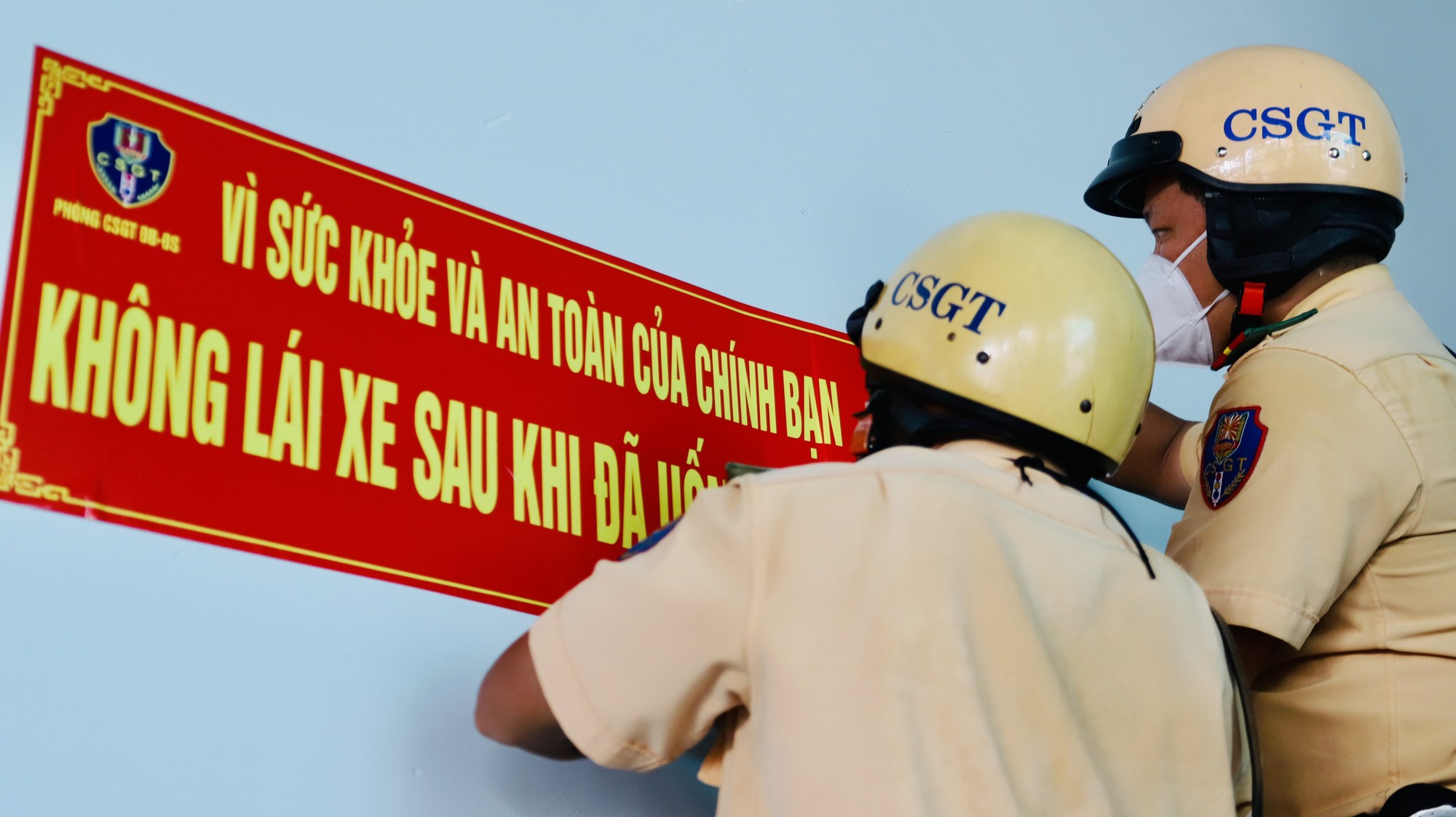 Khách, chủ quán nhậu ở TP HCM bất ngờ khi CSGT đến... “gõ cửa”