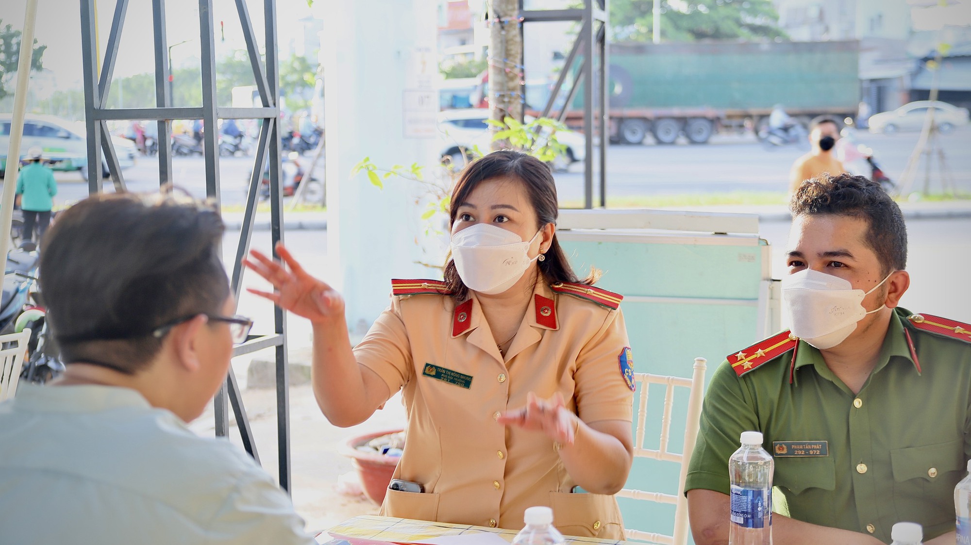 Khách, chủ quán nhậu ở TP HCM bất ngờ khi CSGT đến... “gõ cửa” - Ảnh 3.
