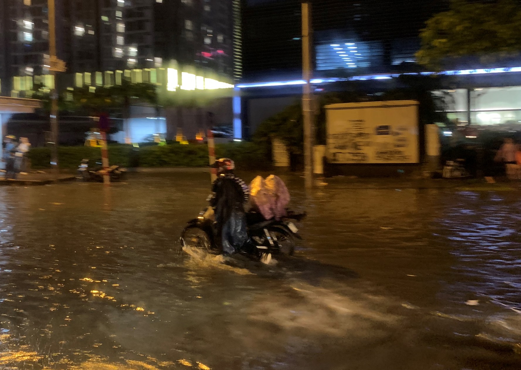 CLIP: H&agrave; Nội trời tối đen, gi&oacute; lốc &agrave;o &agrave;o, mưa như tr&uacute;t v&agrave;o giờ cao điểm tan tầm - Ảnh 28.
