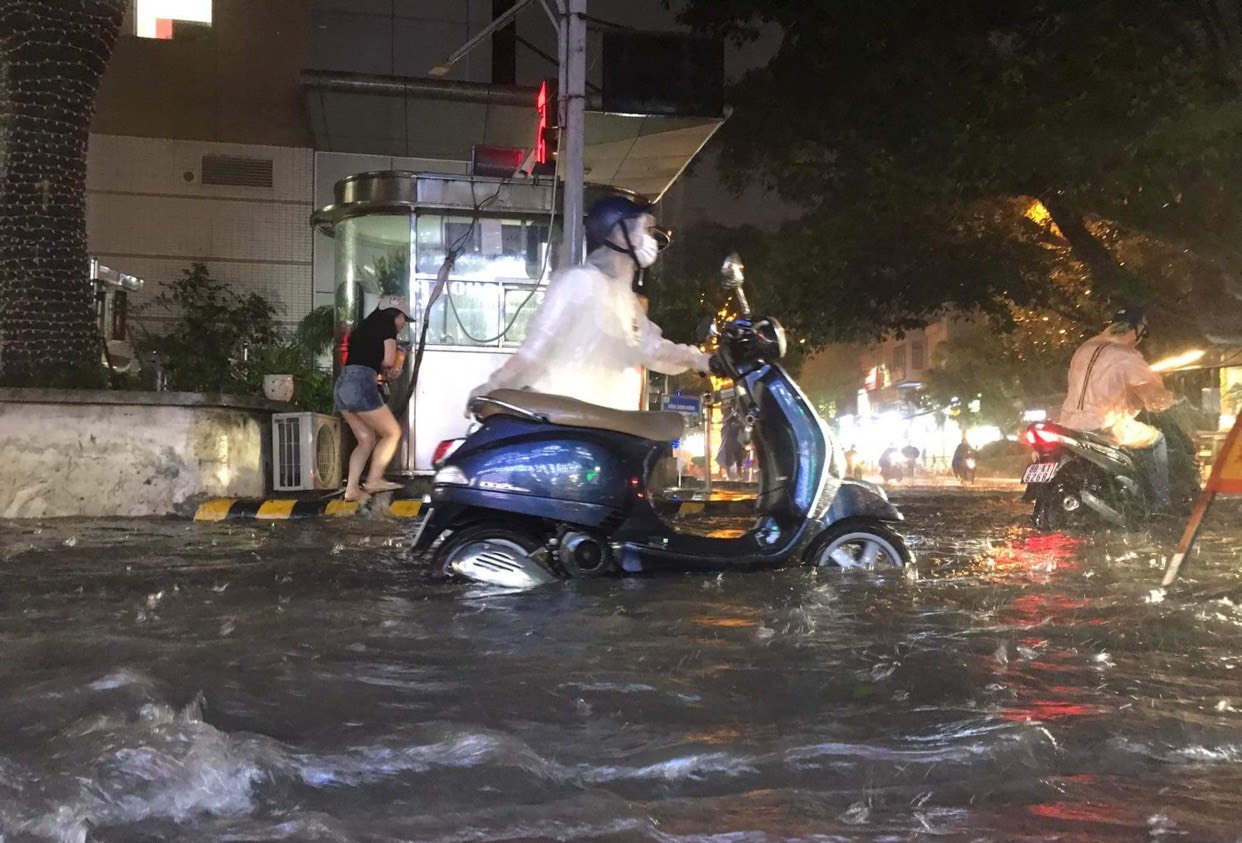 CLIP: H&agrave; Nội trời tối đen, gi&oacute; lốc &agrave;o &agrave;o, mưa như tr&uacute;t v&agrave;o giờ cao điểm tan tầm - Ảnh 29.