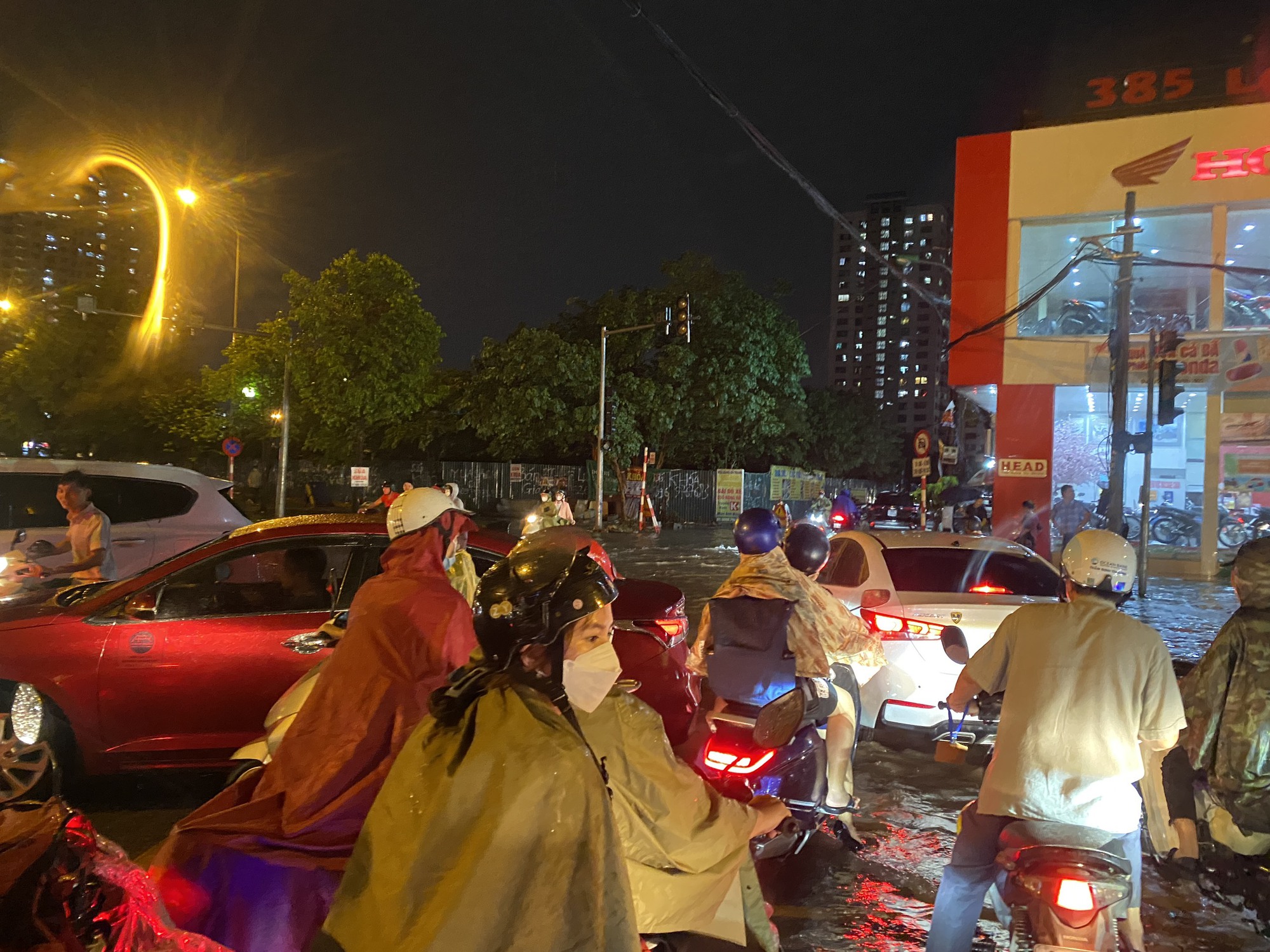 CLIP: H&agrave; Nội trời tối đen, gi&oacute; lốc &agrave;o &agrave;o, mưa như tr&uacute;t v&agrave;o giờ cao điểm tan tầm - Ảnh 39.