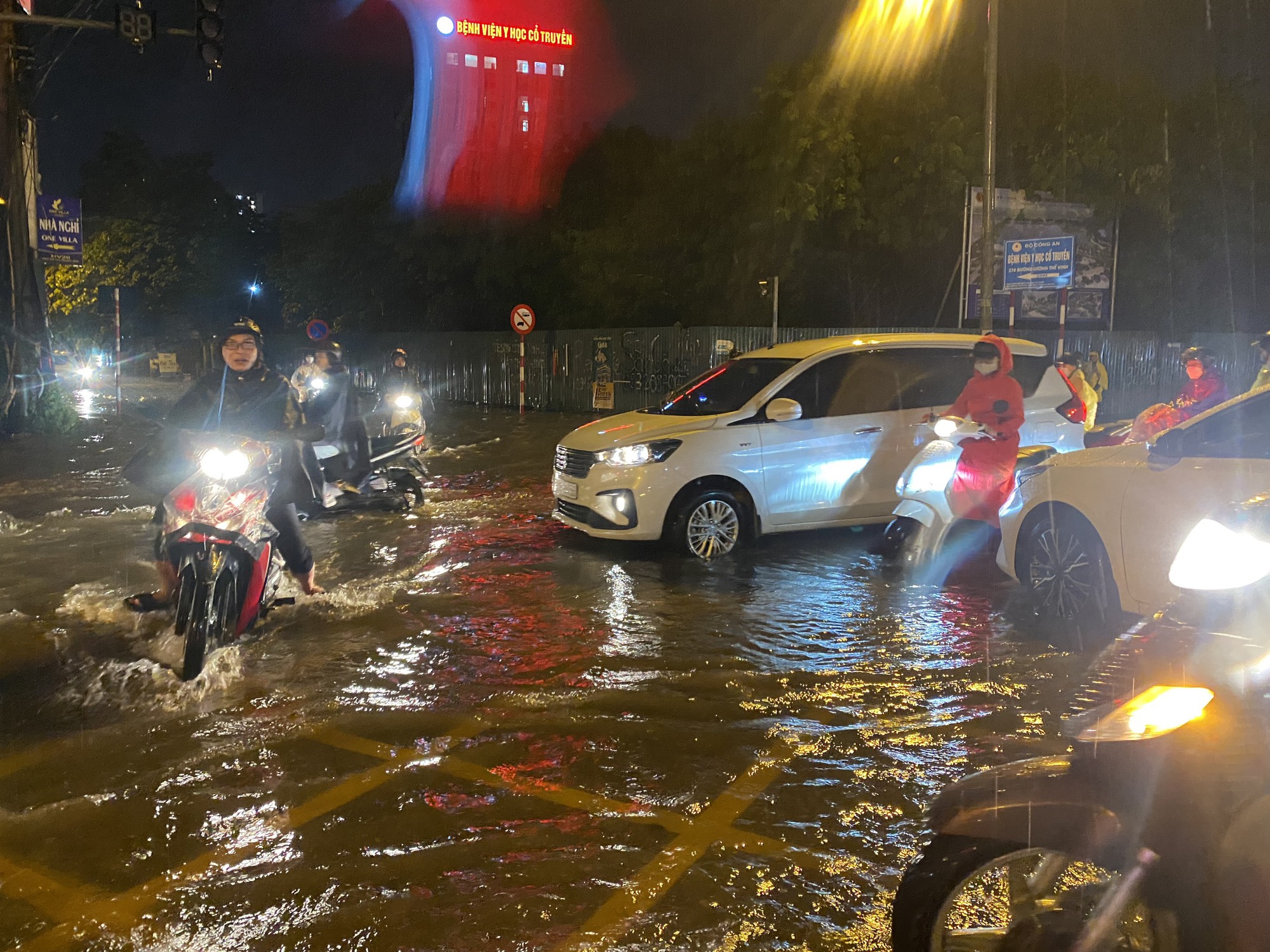 CLIP: H&agrave; Nội trời tối đen, gi&oacute; lốc &agrave;o &agrave;o, mưa như tr&uacute;t v&agrave;o giờ cao điểm tan tầm - Ảnh 38.