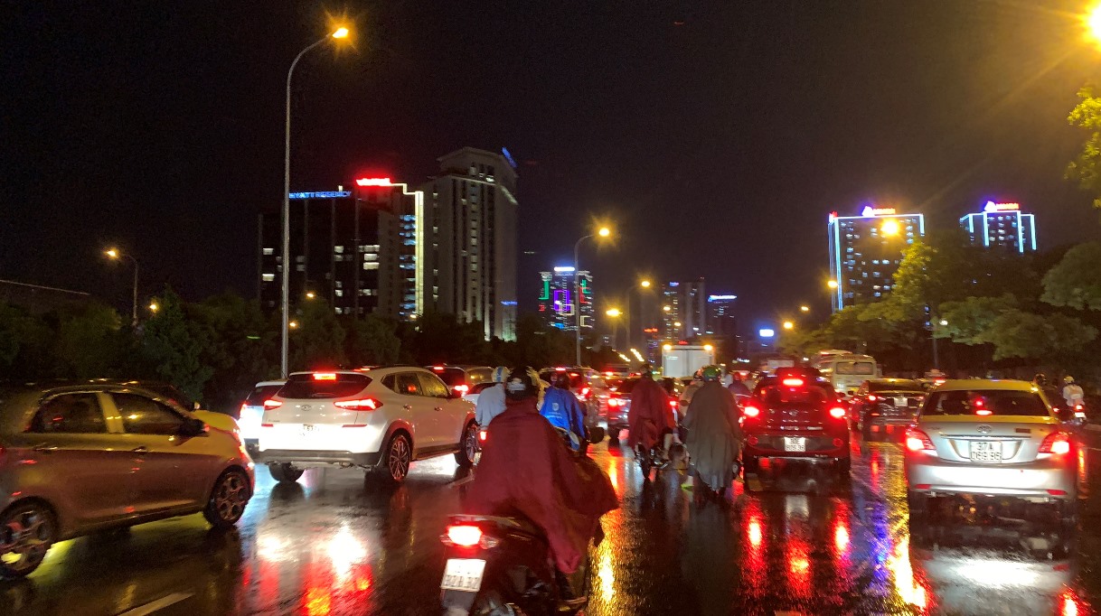 CLIP: H&agrave; Nội trời tối đen, gi&oacute; lốc &agrave;o &agrave;o, mưa như tr&uacute;t v&agrave;o giờ cao điểm tan tầm - Ảnh 40.
