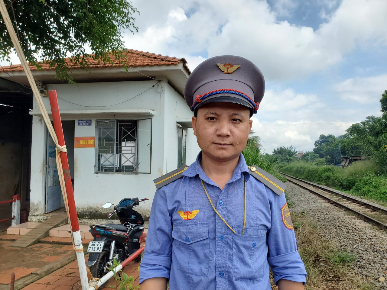 Thót tim giải cứu người trên đường ray: Lời kể của "người hùng"