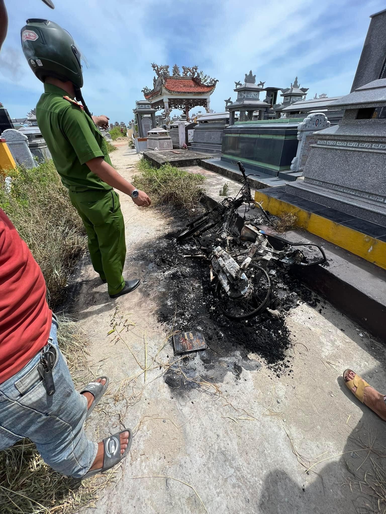 Người đ&agrave;n &ocirc;ng bị bỏng nặng nằm dưới mương nước trong nghĩa trang - Ảnh 1.