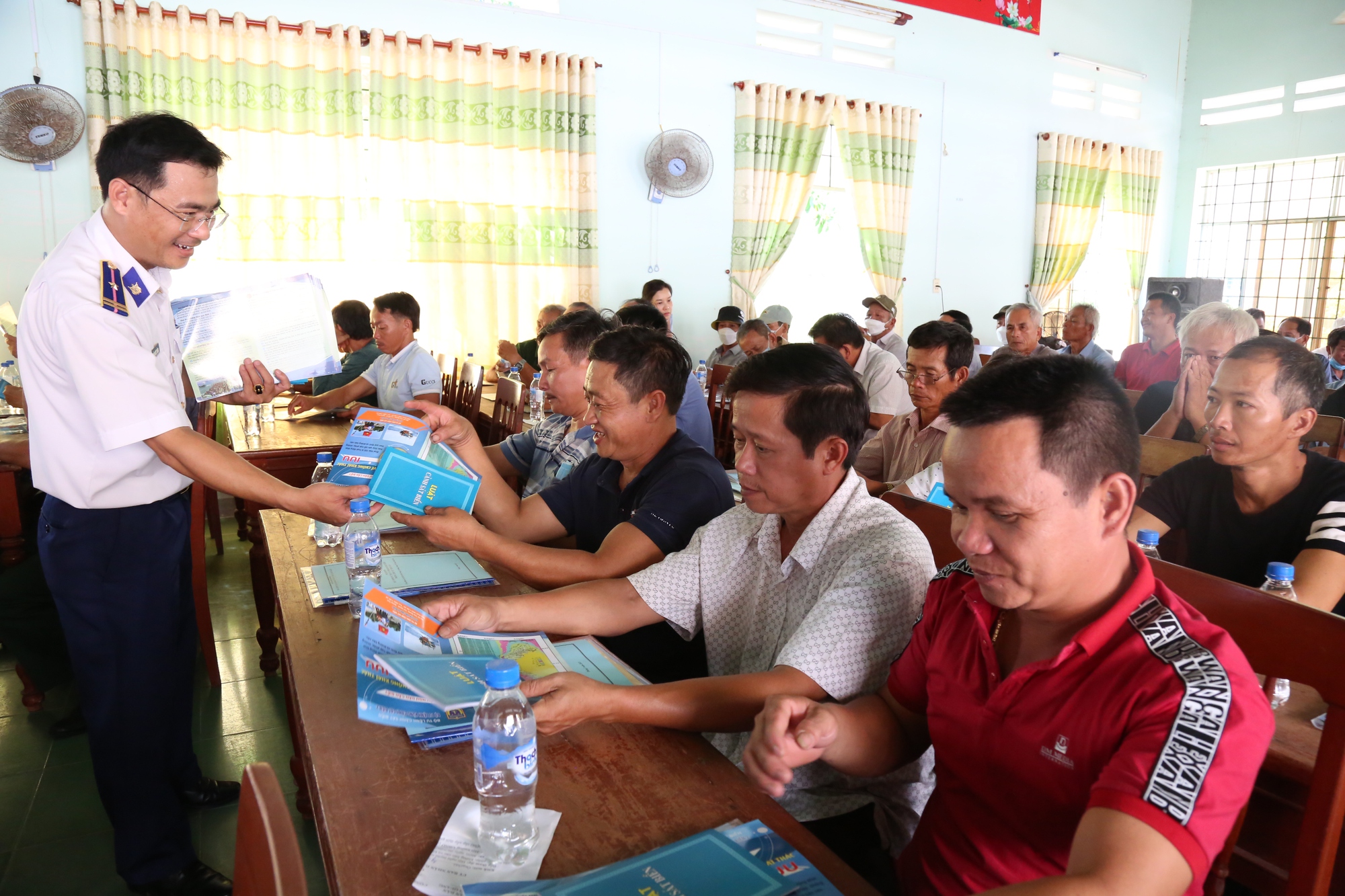 Tuyên truyền chống khai thác thuỷ sản bất hợp pháp cho ngư dân Quảng Ngãi