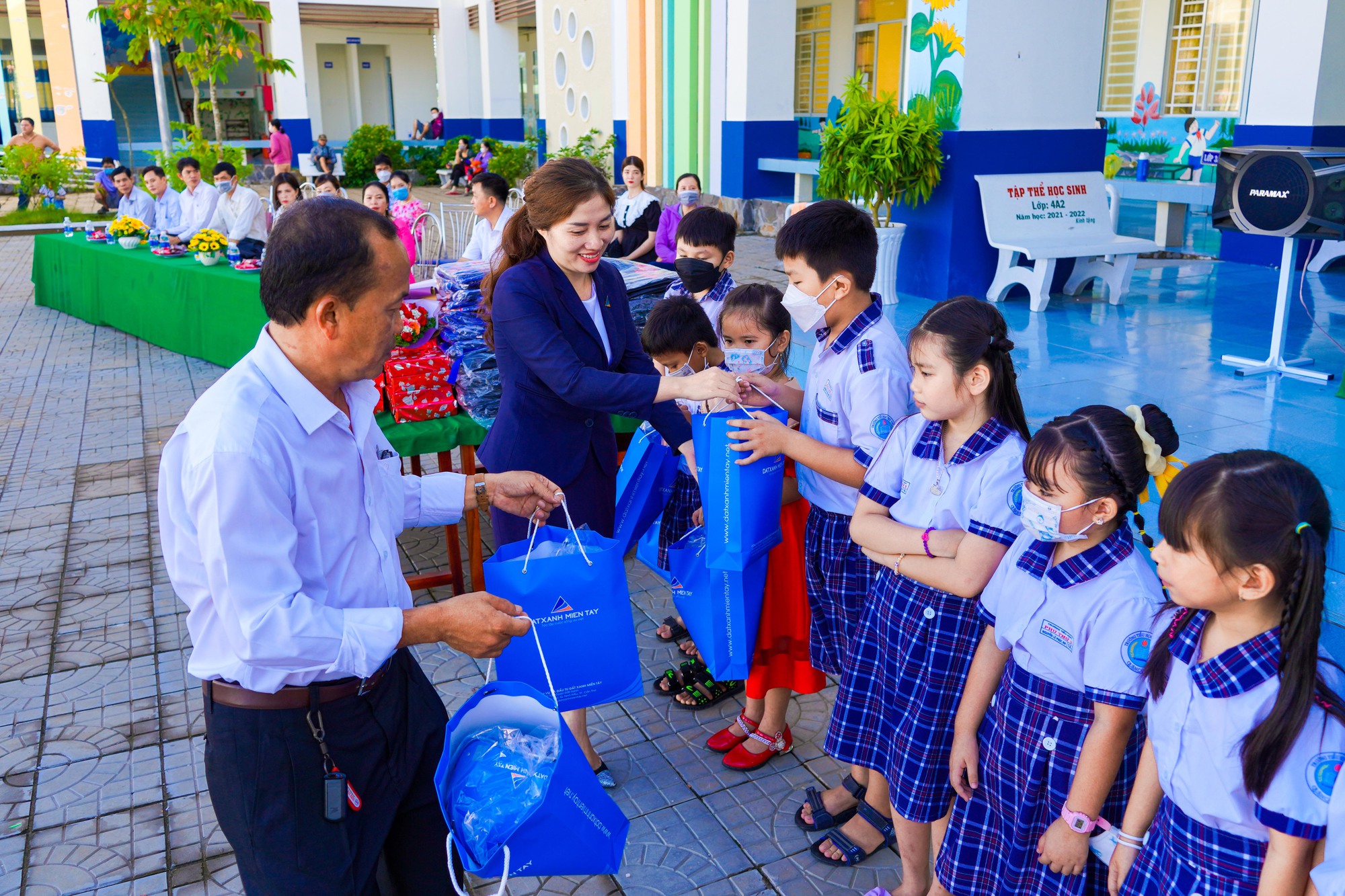 Trao 40 suất học bổng và quà cho học sinh ở Cần Thơ