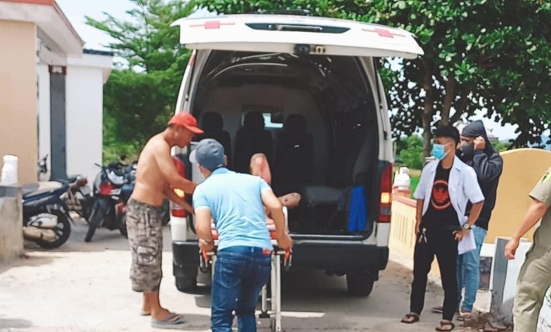 Người đàn ông bị bỏng nặng nằm dưới mương nước trong nghĩa trang