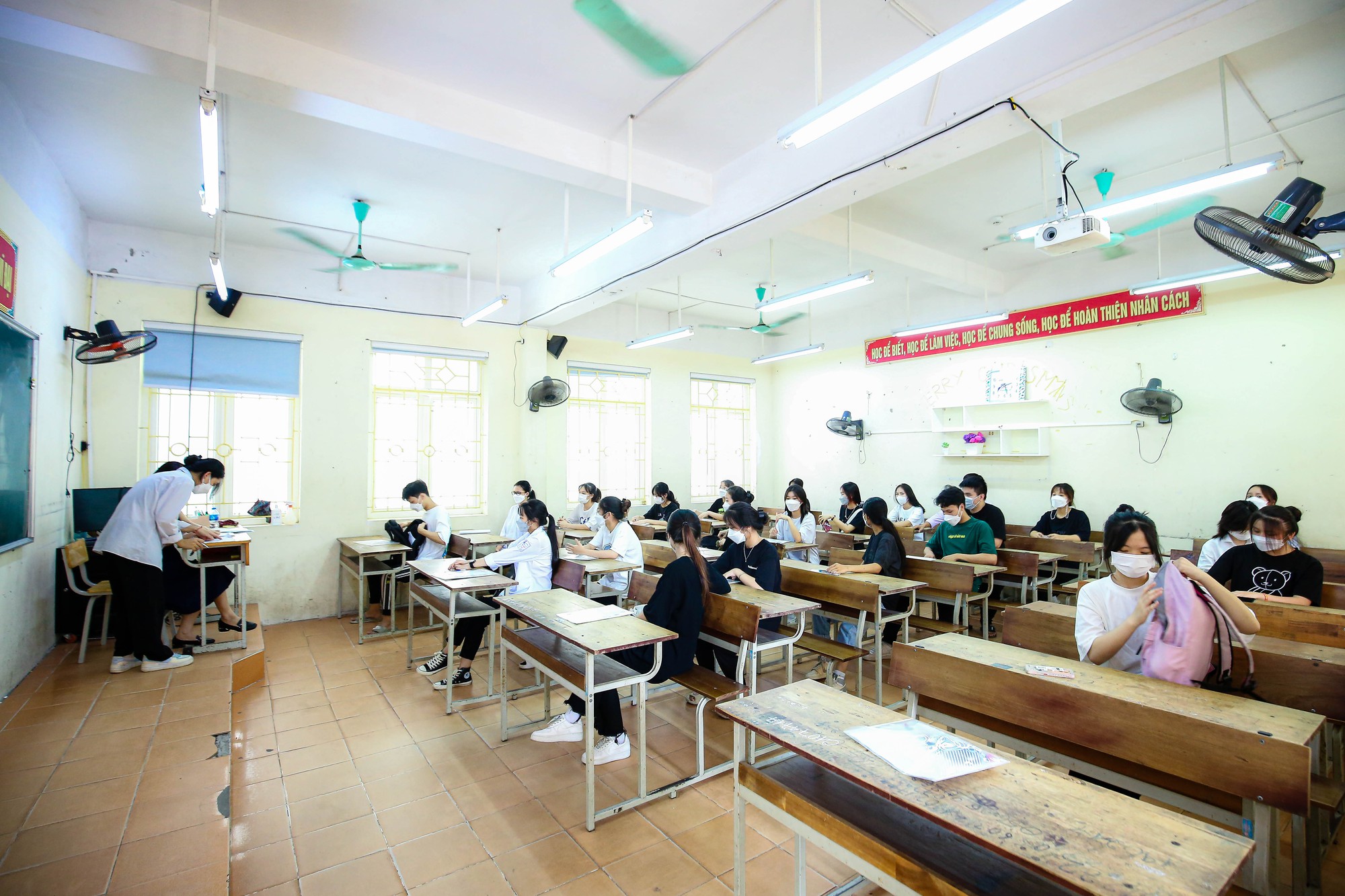 Thí sinh háo hức làm thủ tục thi tốt nghiệp THPT 2022 - Ảnh 13.