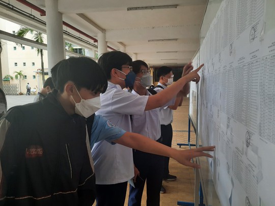 Thí sinh háo hức làm thủ tục thi tốt nghiệp THPT 2022 - Ảnh 20.