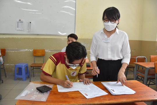 Thí sinh háo hức làm thủ tục thi tốt nghiệp THPT 2022 - Ảnh 25.