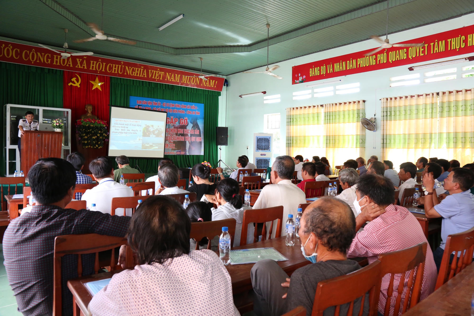 Tuy&ecirc;n truyền chống khai th&aacute;c thuỷ sản bất hợp ph&aacute;p cho ngư d&acirc;n Quảng Ng&atilde;i - Ảnh 3.