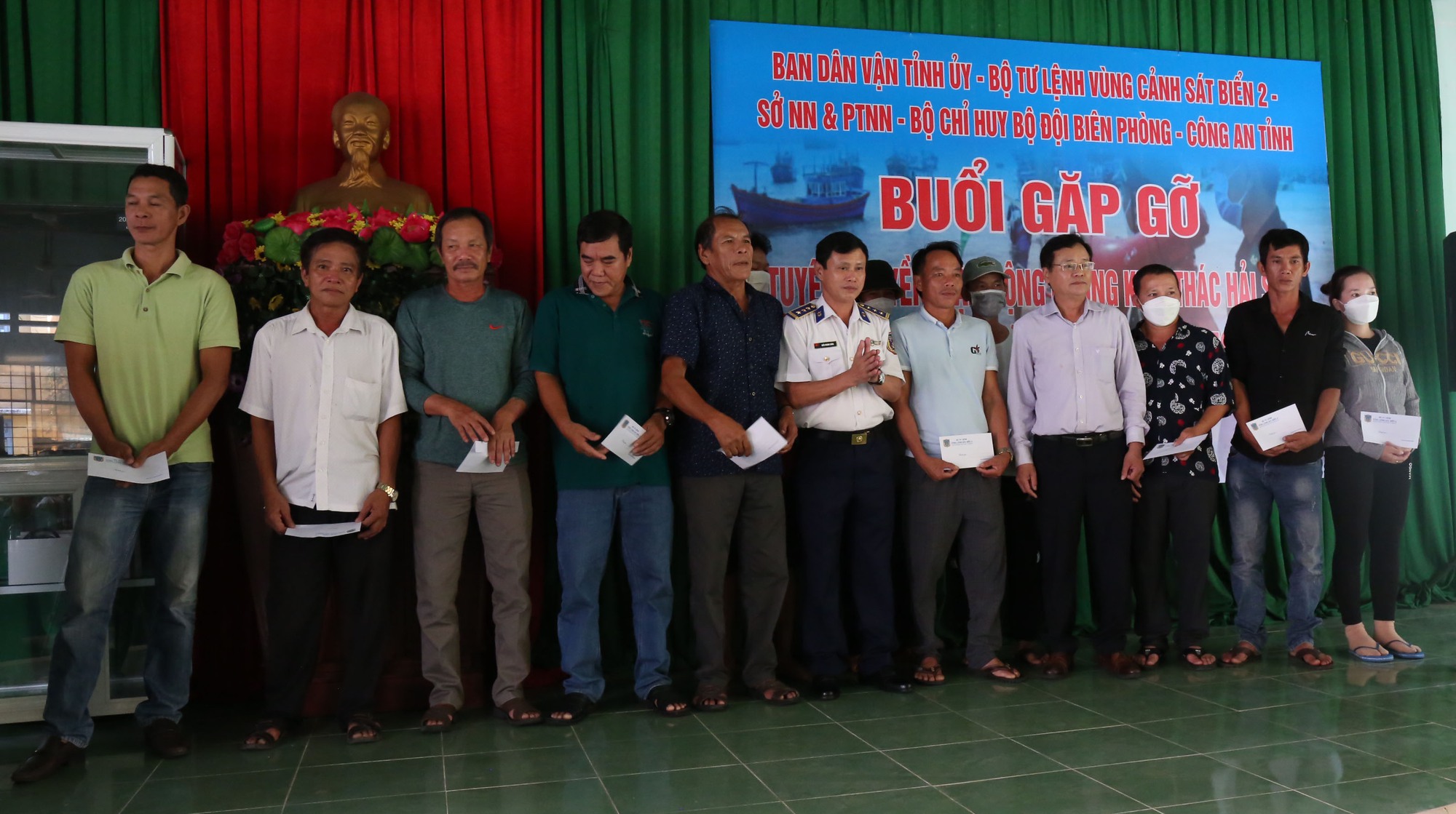 Tuy&ecirc;n truyền chống khai th&aacute;c thuỷ sản bất hợp ph&aacute;p cho ngư d&acirc;n Quảng Ng&atilde;i - Ảnh 2.