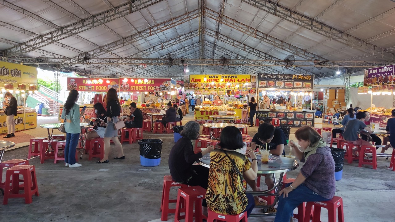 Hội chợ ẩm thực, h&agrave;ng Th&aacute;i Lan t&aacute;i xuất sau hơn 2 năm dịch bệnh - Ảnh 6.