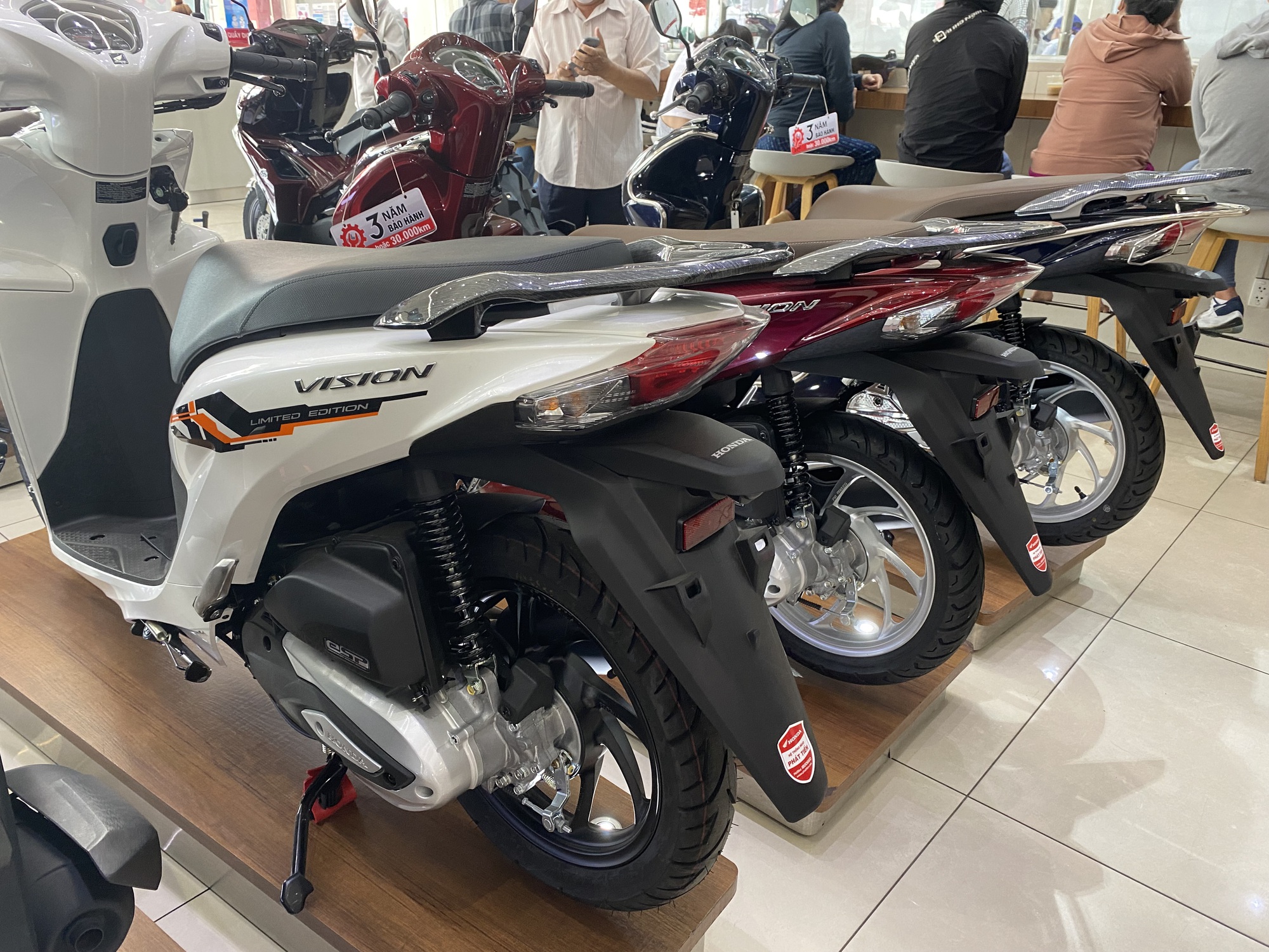 Xe Vision vẫn bị thổi gi&aacute;, chưa c&oacute; dấu hiệu hạ nhiệt - Ảnh 1.
