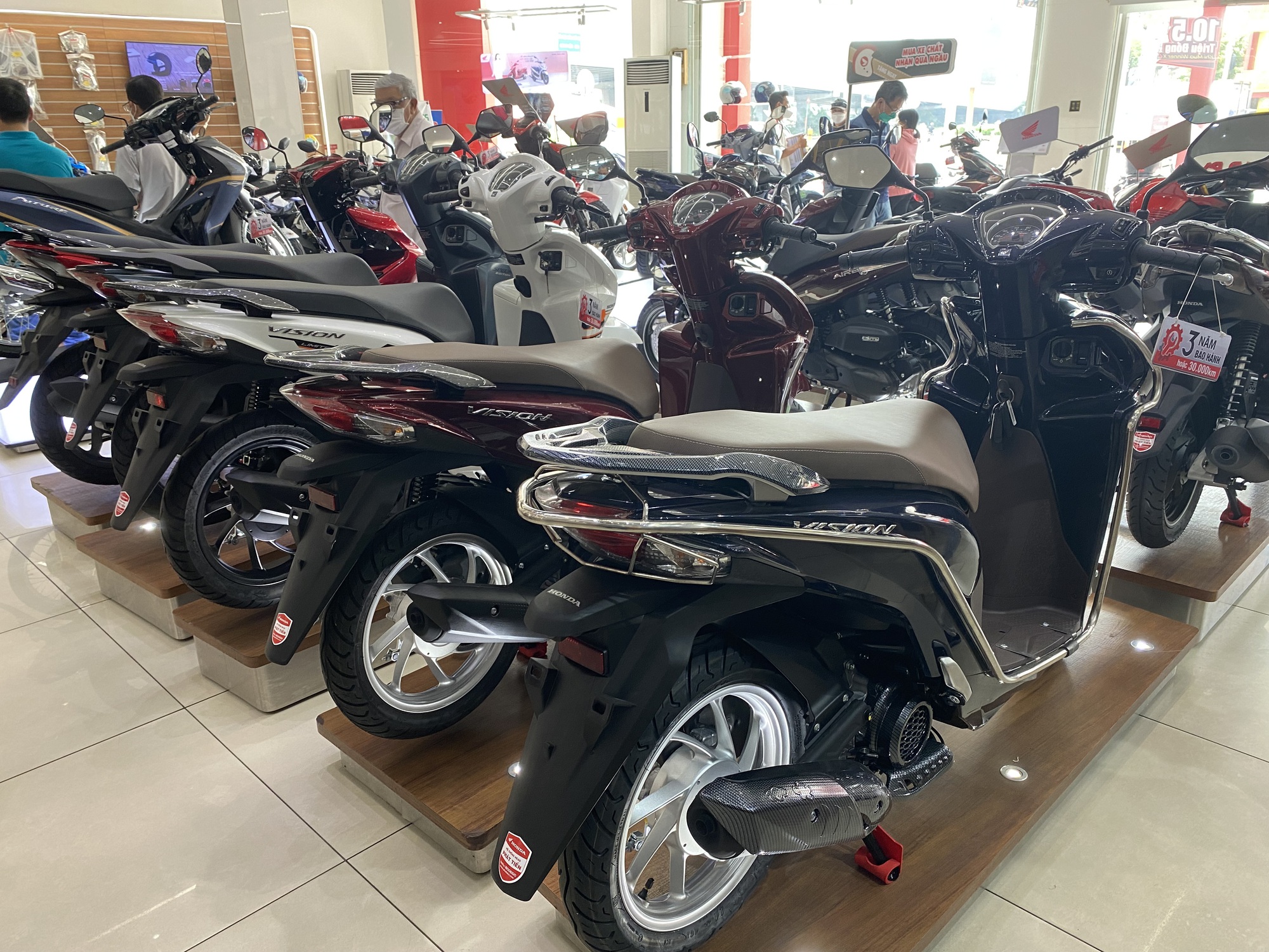 Xe Vision vẫn bị thổi giá, chưa có dấu hiệu hạ nhiệt
