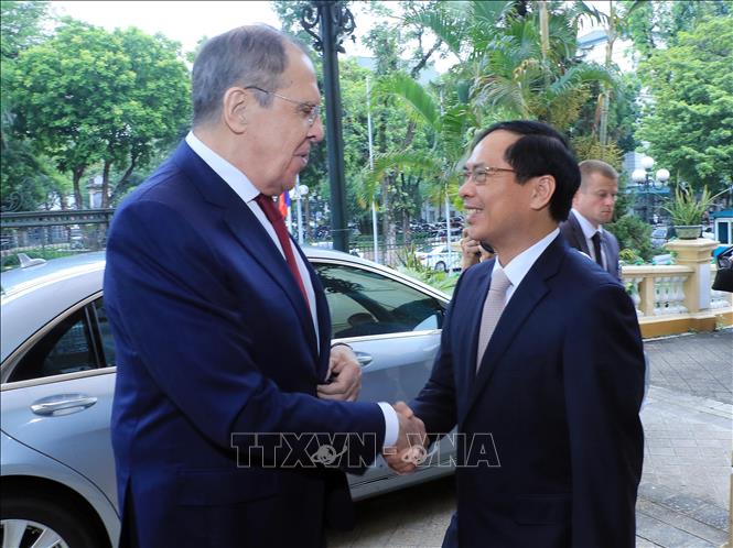 Bộ trưởng Ngoại giao B&ugrave;i Thanh Sơn hội đ&agrave;m với Bộ trưởng Ngoại giao Nga Sergey Lavrov - Ảnh 1.