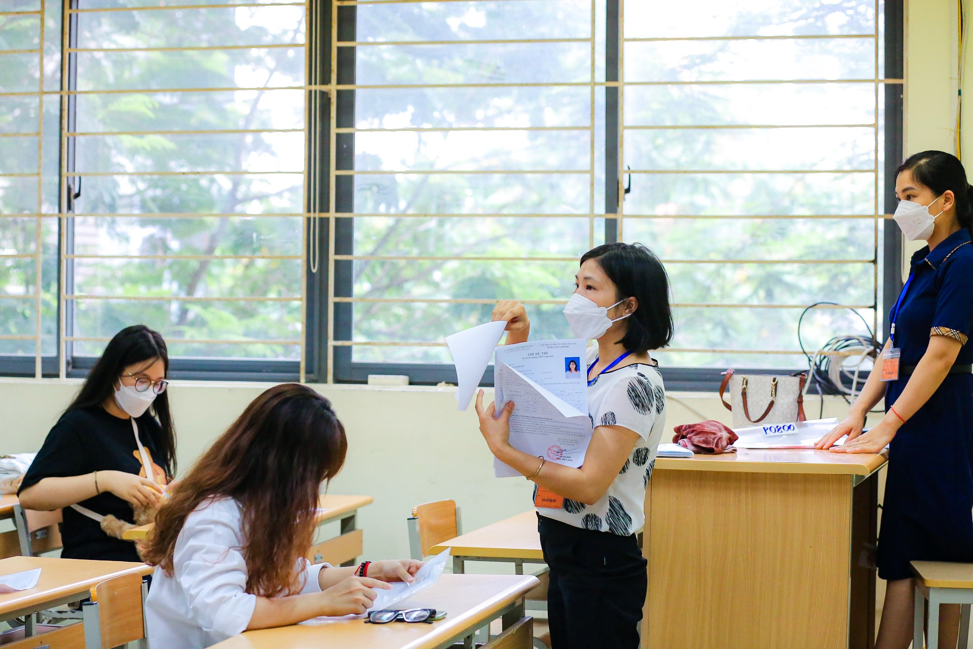 Thí sinh háo hức làm thủ tục thi tốt nghiệp THPT 2022 - Ảnh 16.