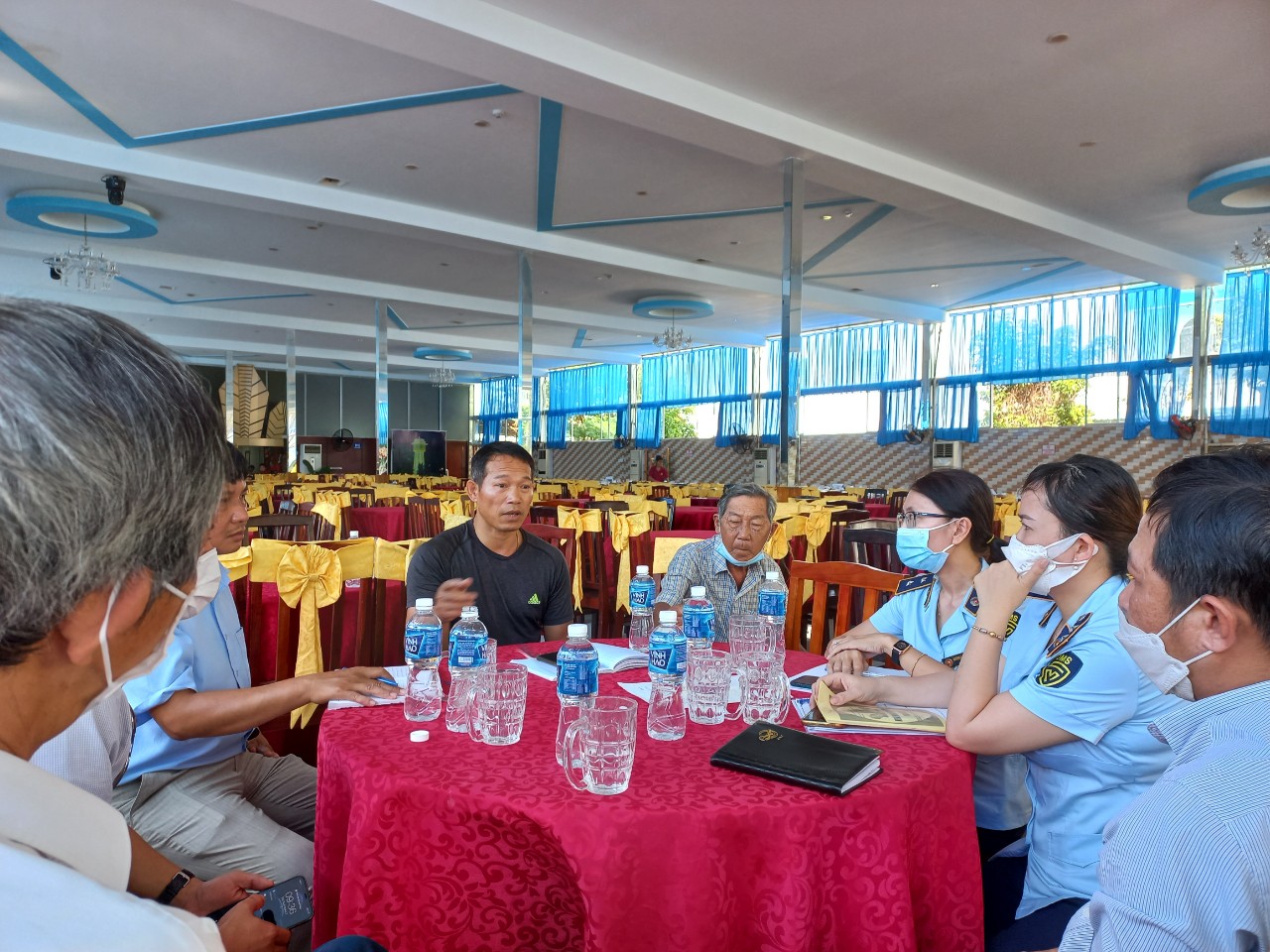 Quản l&yacute; thị trường l&agrave;m việc với nh&agrave; h&agrave;ng phụ thu chế biến 4,5 triệu đồng cho 18 k&yacute; hải sản - Ảnh 2.