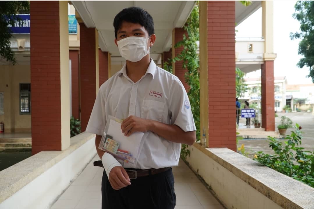 Cần Thơ: Th&iacute; sinh bị g&atilde;y tay được hỗ trợ thi - Ảnh 1.