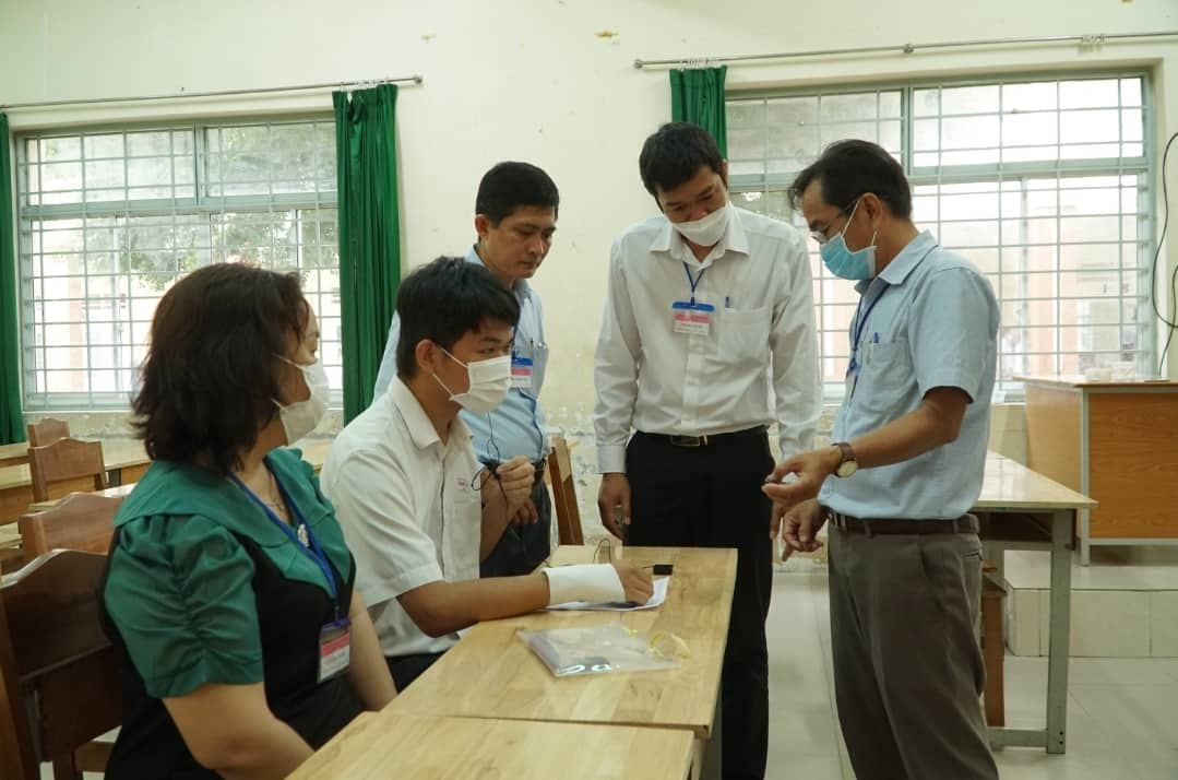Cần Thơ: Th&iacute; sinh bị g&atilde;y tay được hỗ trợ thi - Ảnh 3.