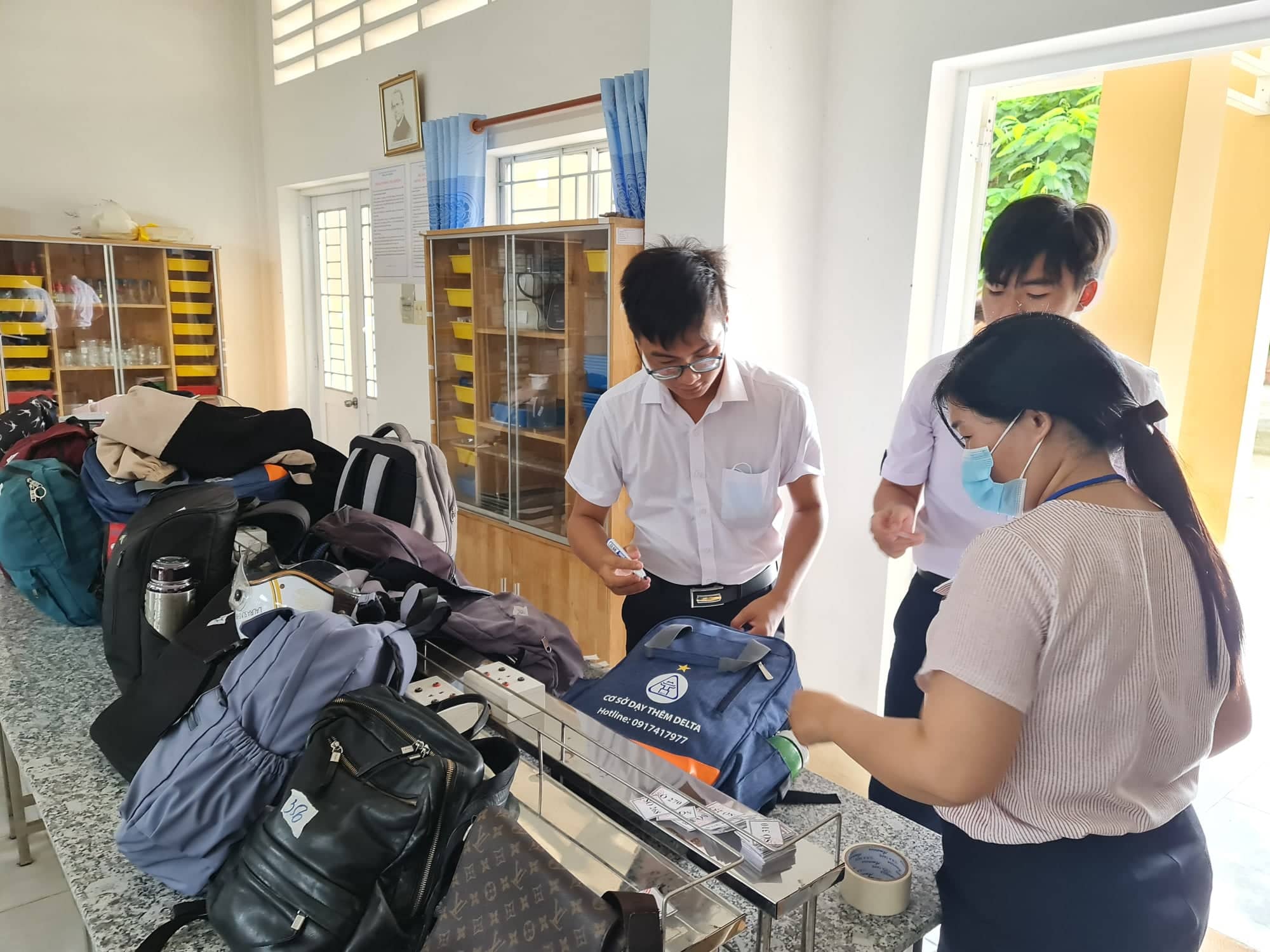 Thi tốt nghiệp THPT: Th&iacute; sinh tiếp tục thi m&ocirc;n to&aacute;n, đ&oacute;n xem gợi &yacute; giải đề - Ảnh 10.
