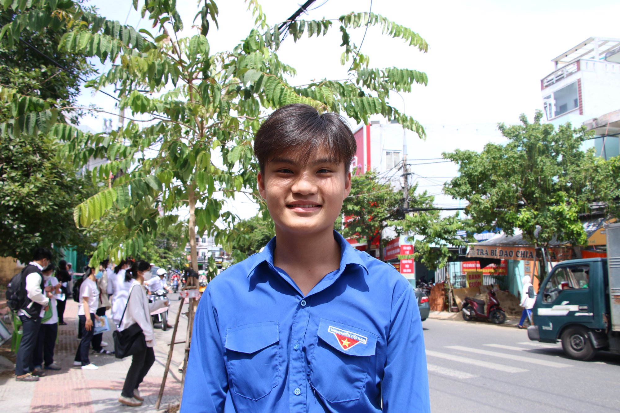 X&uacute;c động h&igrave;nh ảnh t&igrave;nh nguyện vi&ecirc;n c&otilde;ng th&iacute; sinh đi thi giữa trời nắng gắt - Ảnh 3.