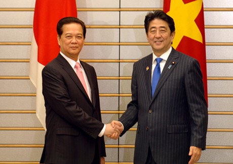 Những h&igrave;nh ảnh đ&aacute;ng nhớ của cố Thủ tướng Abe Shinzo v&agrave; L&atilde;nh đạo Việt Nam - Ảnh 5.