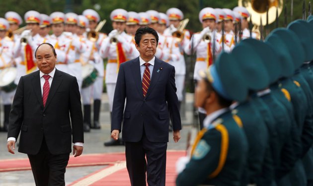 Những h&igrave;nh ảnh đ&aacute;ng nhớ của cố Thủ tướng Abe Shinzo v&agrave; L&atilde;nh đạo Việt Nam - Ảnh 4.
