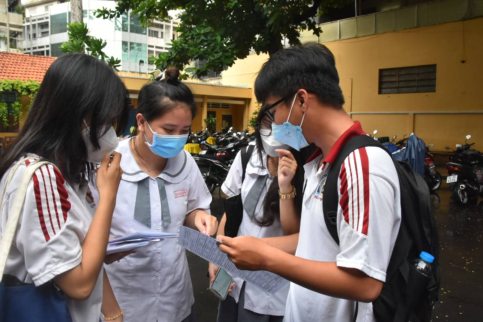 Kỳ thi tốt nghiệp THPT năm 2022: M&ocirc;n Ngoại ngữ dễ, mời xem gợi &yacute; giải đề - Ảnh 3.