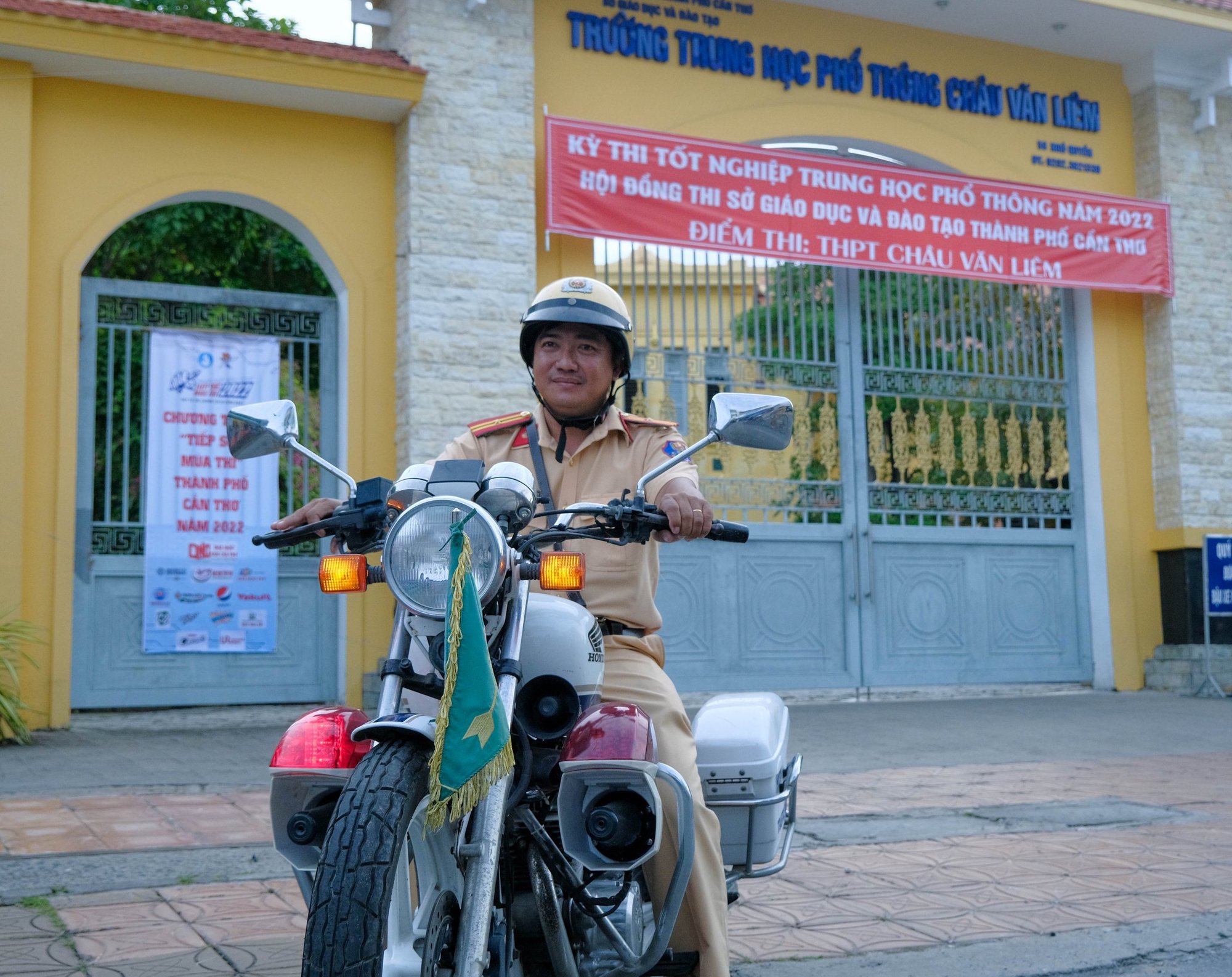 Đang tuần tra, CSGT chở th&iacute; sinh về nh&agrave; lấy giấy b&aacute;o dự thi - Ảnh 2.