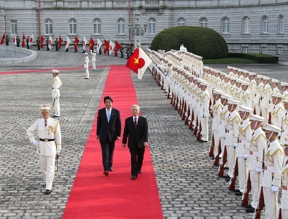Những h&igrave;nh ảnh đ&aacute;ng nhớ của cố Thủ tướng Abe Shinzo v&agrave; L&atilde;nh đạo Việt Nam - Ảnh 2.