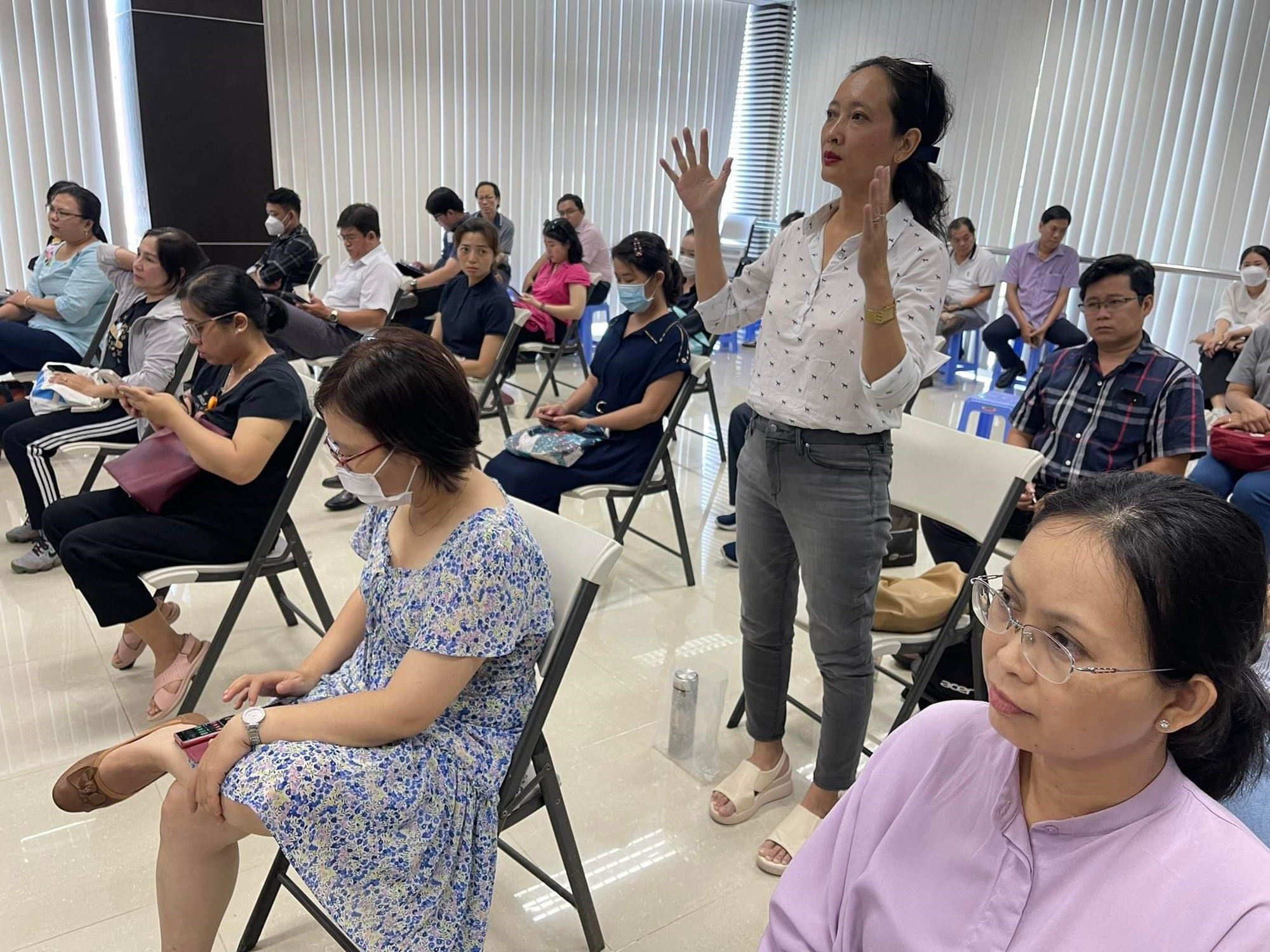 B&aacute;c sĩ Phan Thị Thanh H&agrave; đặt nhiều c&acirc;u hỏi cho chuy&ecirc;n gia của VWS