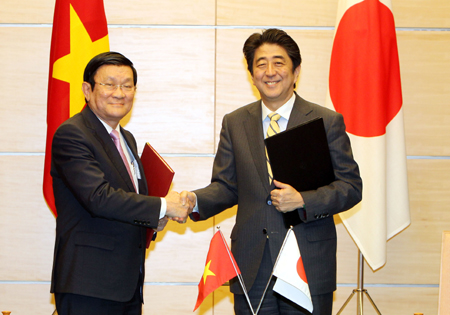 Những h&igrave;nh ảnh đ&aacute;ng nhớ của cố Thủ tướng Abe Shinzo v&agrave; L&atilde;nh đạo Việt Nam - Ảnh 7.