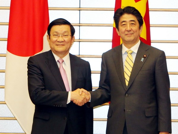 Những h&igrave;nh ảnh đ&aacute;ng nhớ của cố Thủ tướng Abe Shinzo v&agrave; L&atilde;nh đạo Việt Nam - Ảnh 6.