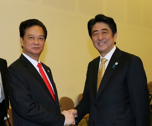 Những h&igrave;nh ảnh đ&aacute;ng nhớ của cố Thủ tướng Abe Shinzo v&agrave; L&atilde;nh đạo Việt Nam - Ảnh 8.