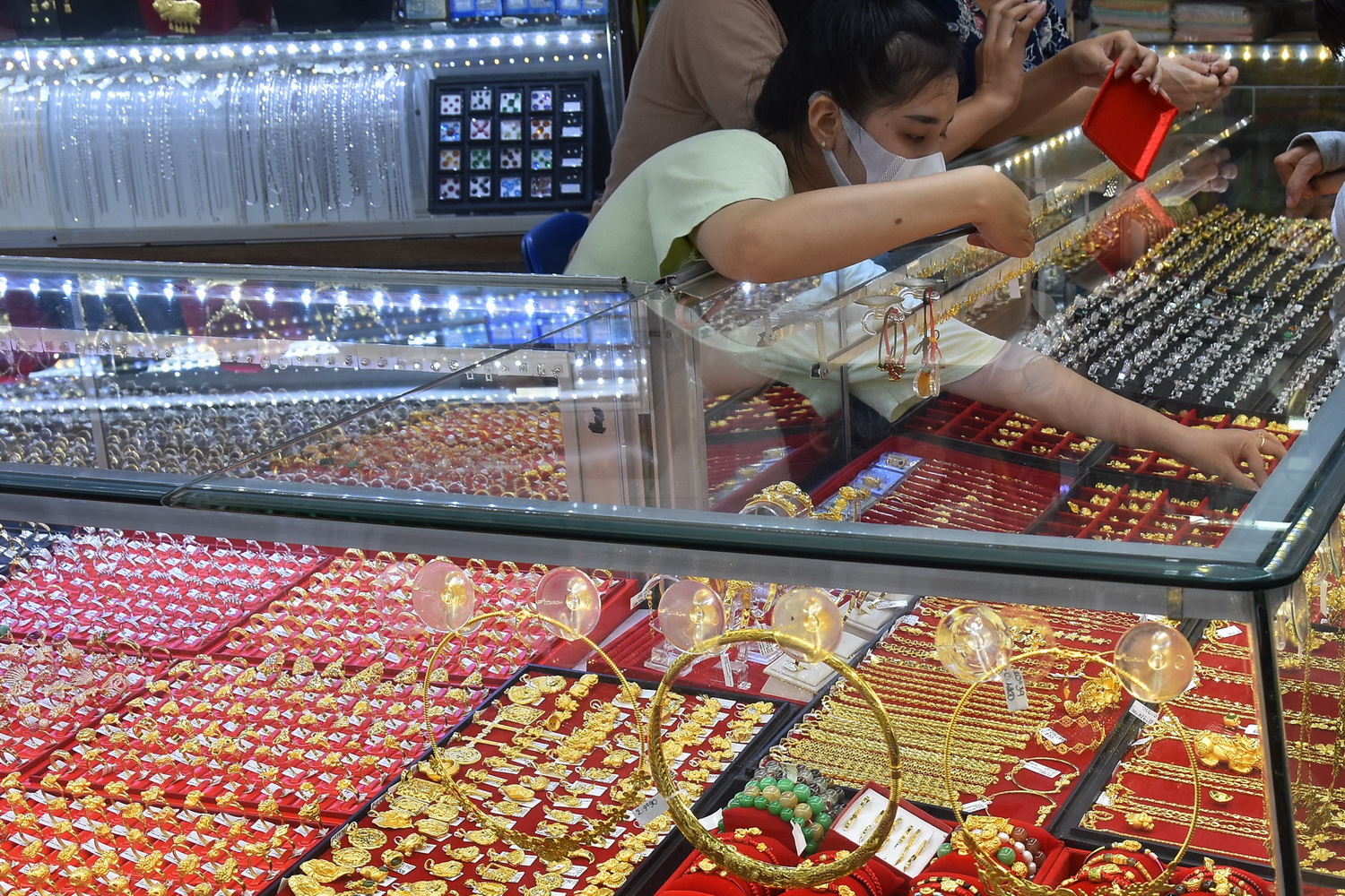 Giá vàng hôm nay 8-7: Biến động giằng co - Ảnh 1.